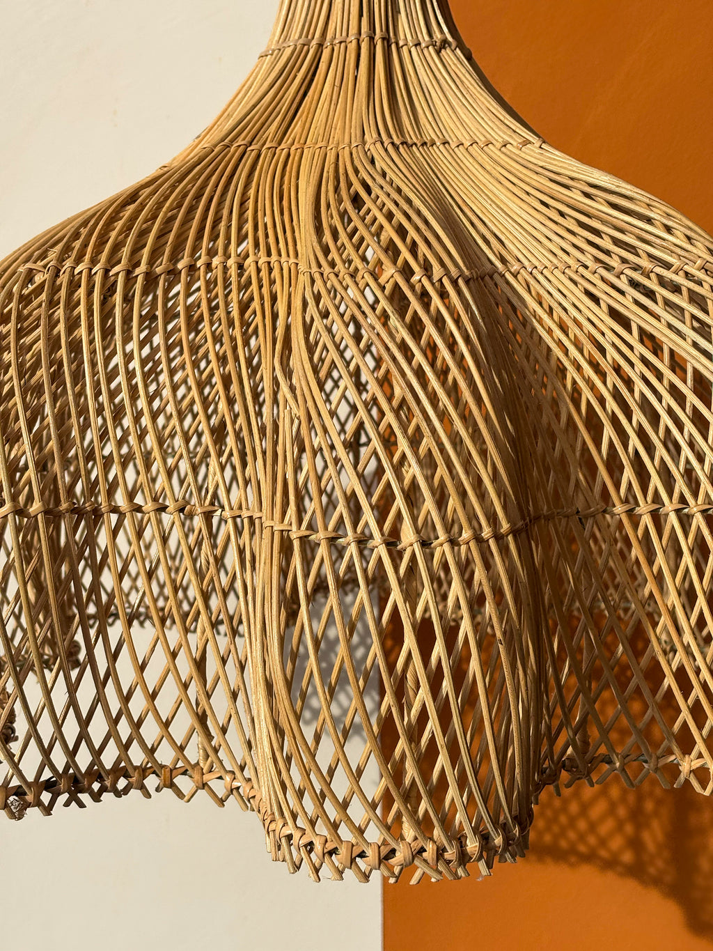 Grand luminaire fleur en rotin