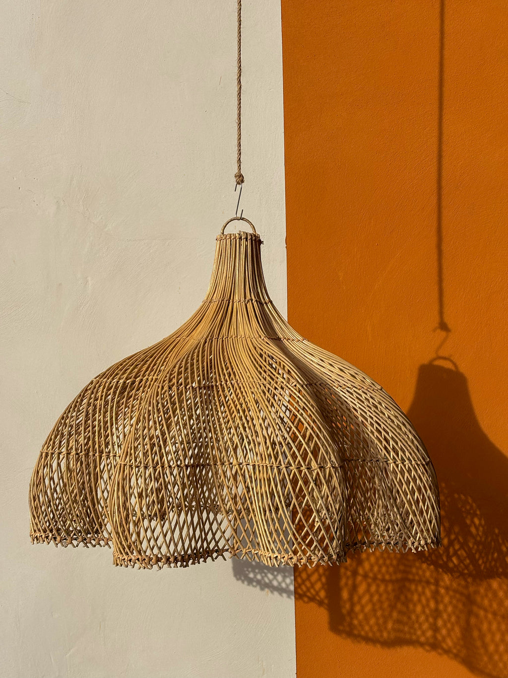 Grand luminaire fleur en rotin