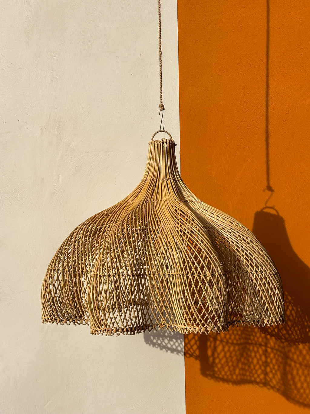 Grand luminaire fleur en rotin