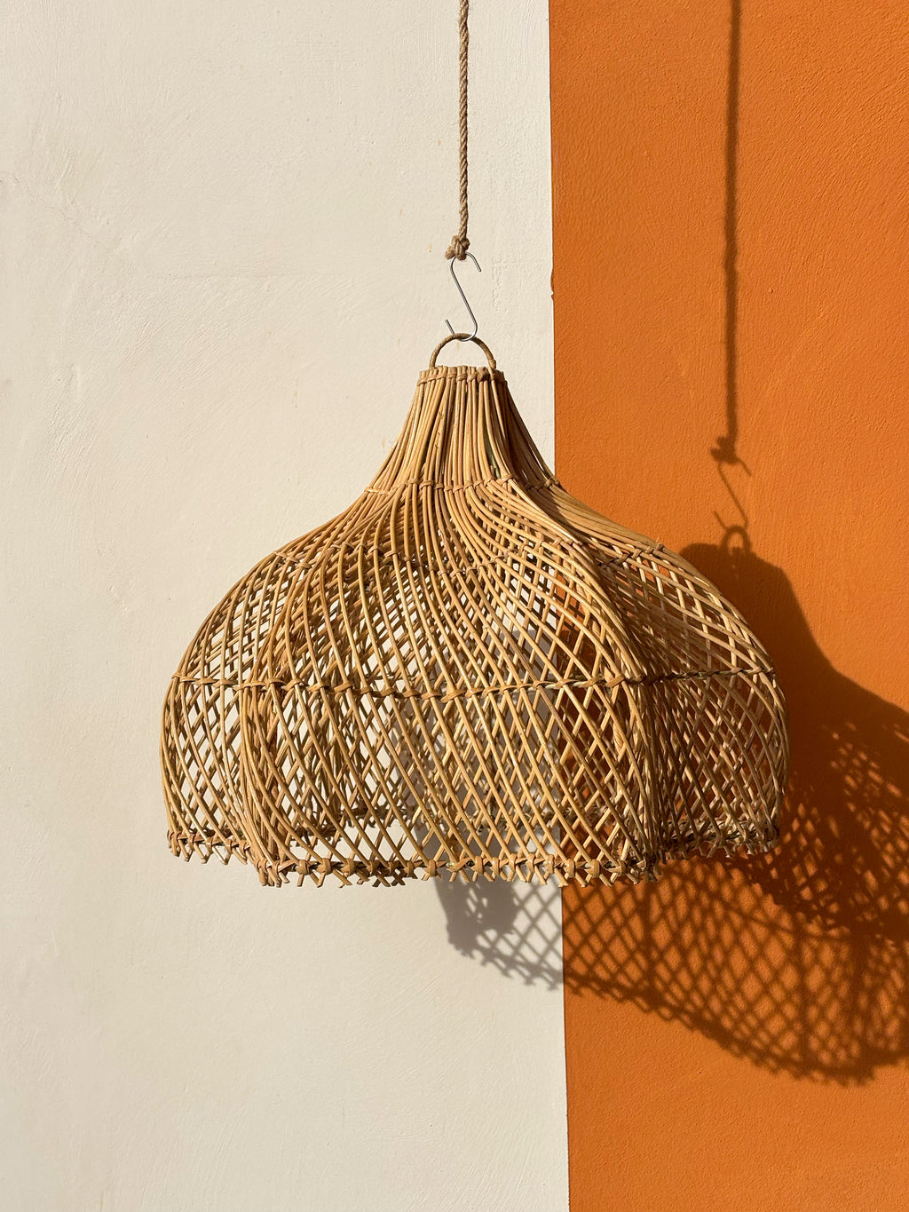 Petit luminaire fleur en rotin