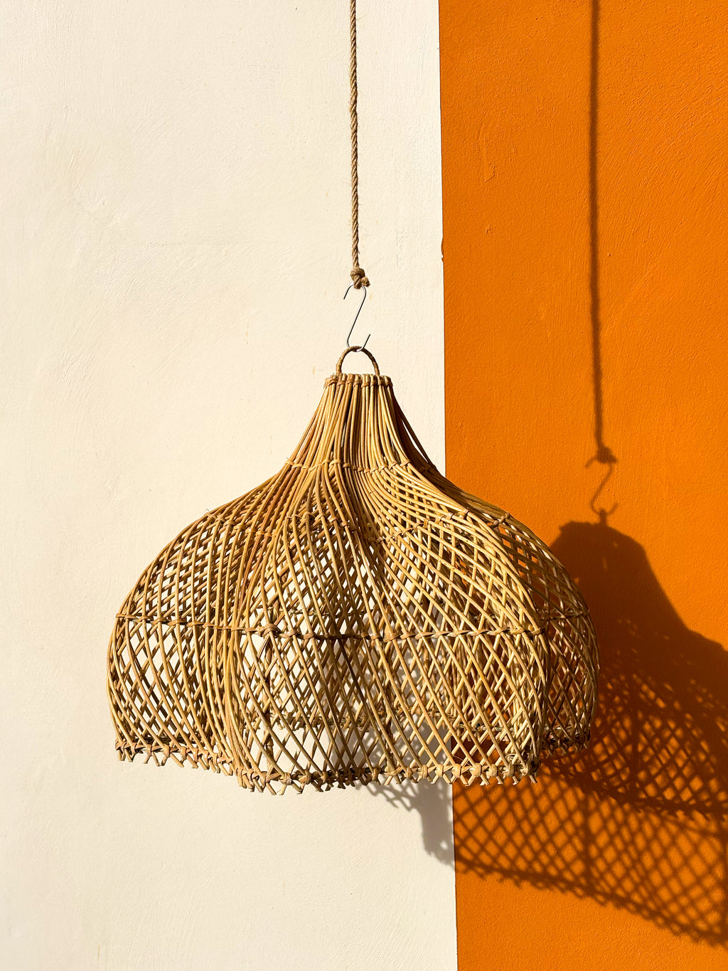 Petit luminaire fleur en rotin