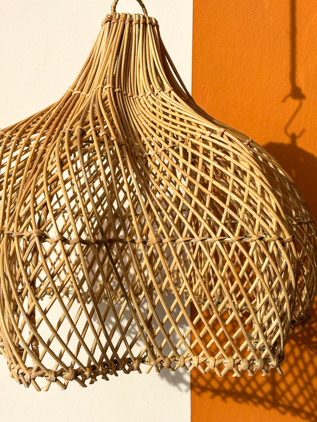 Petit luminaire fleur en rotin