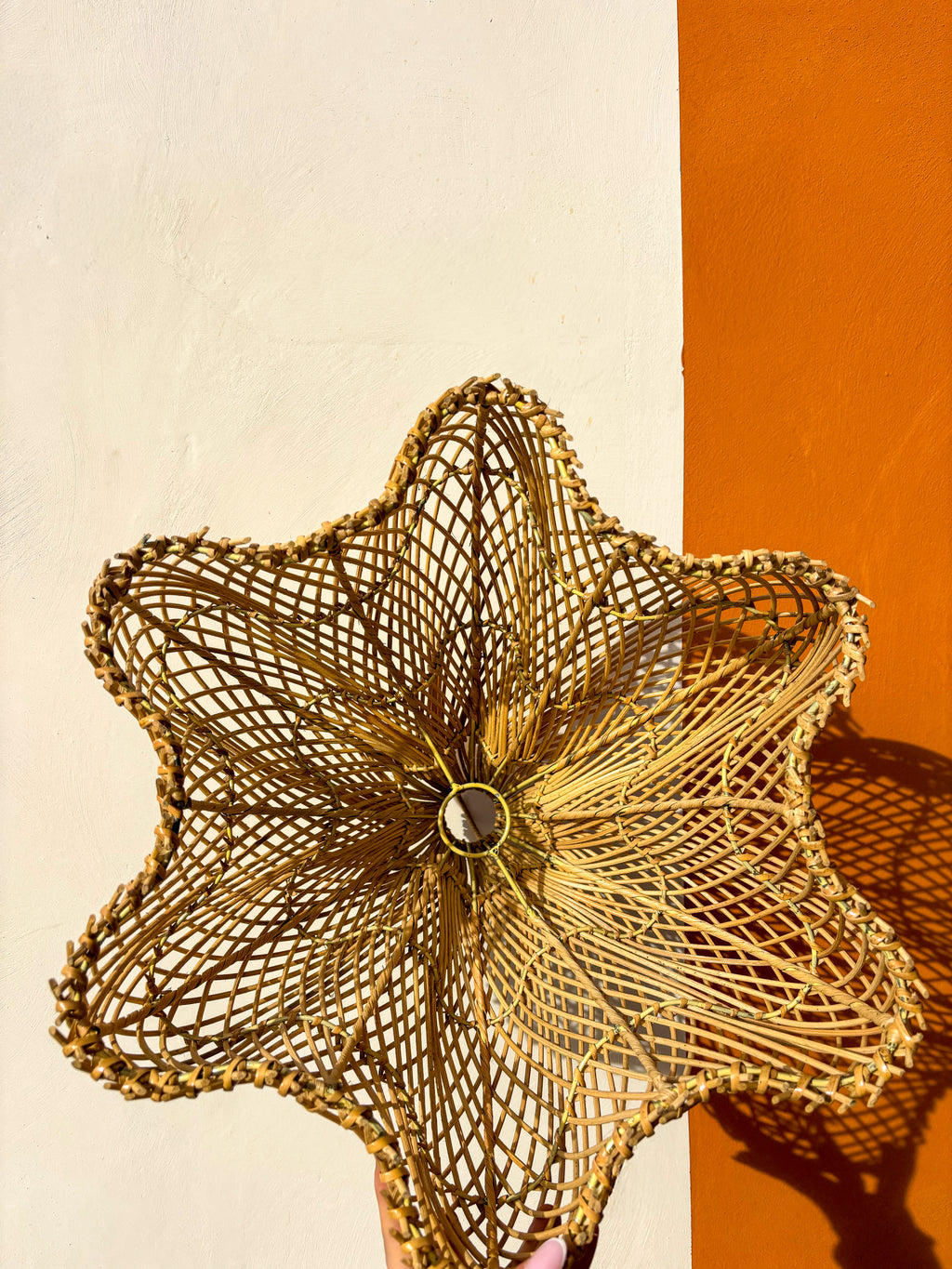 Petit luminaire fleur en rotin