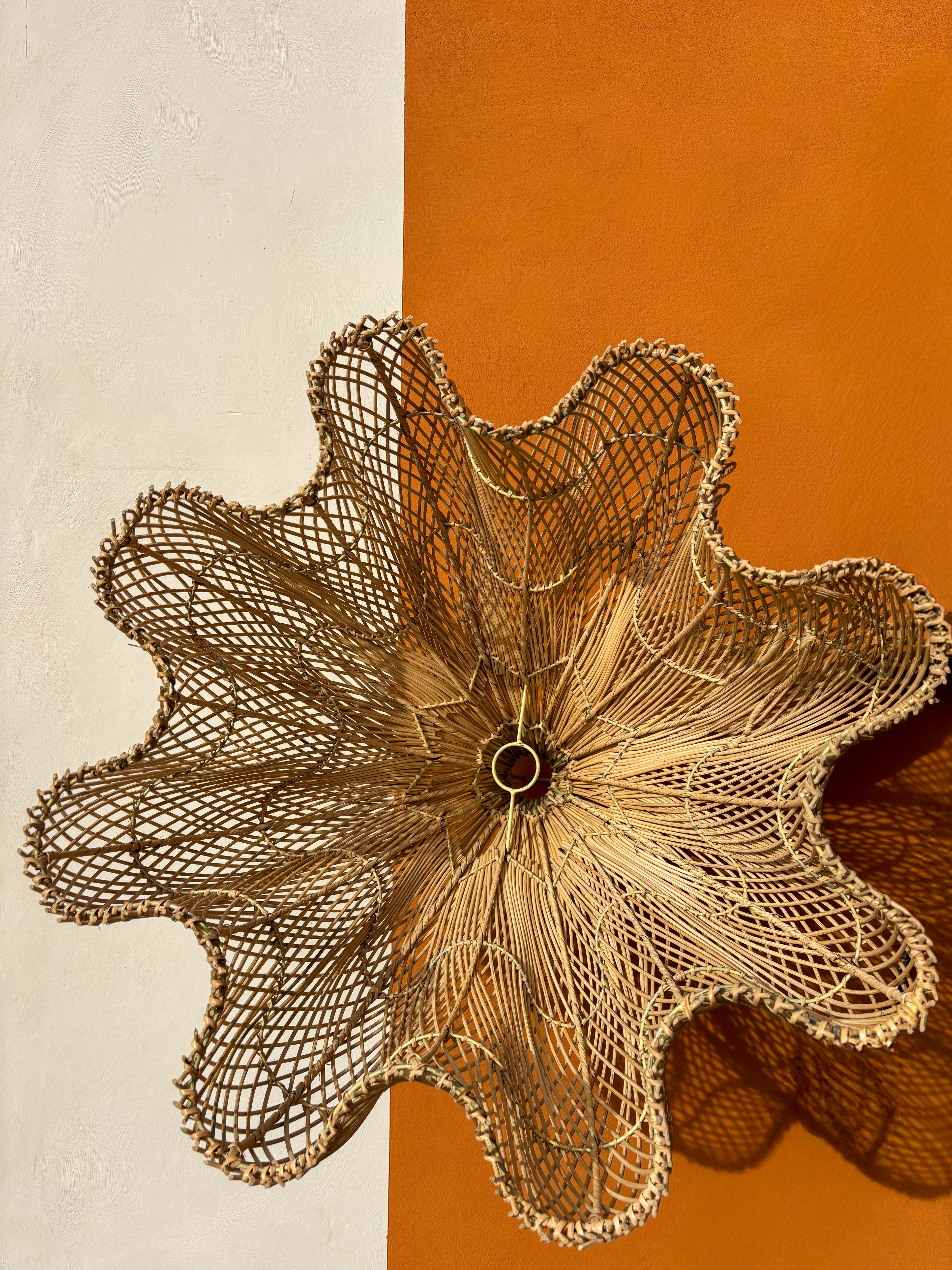 Grand luminaire fleur en rotin