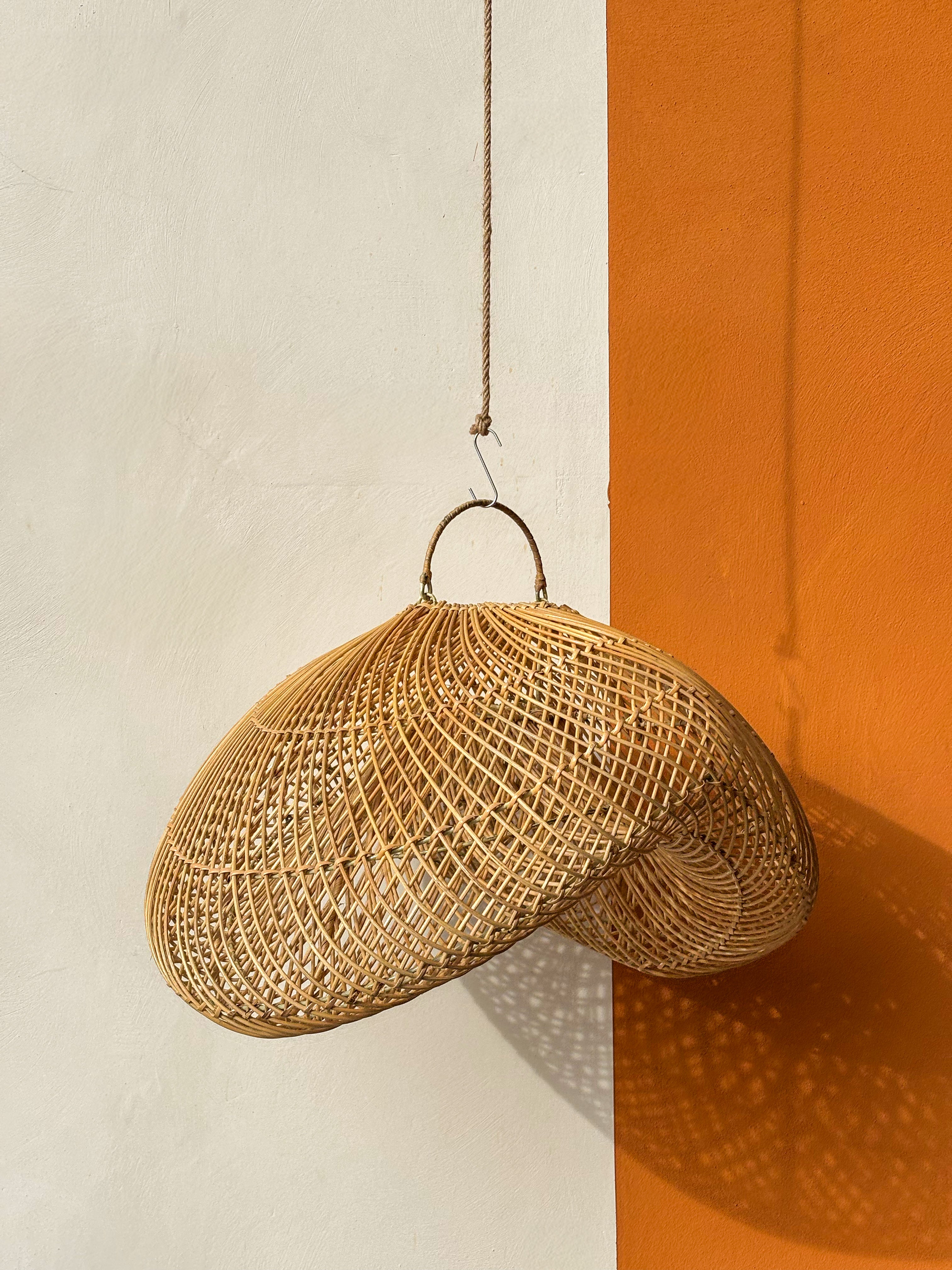 Grand luminaire vague en rotin