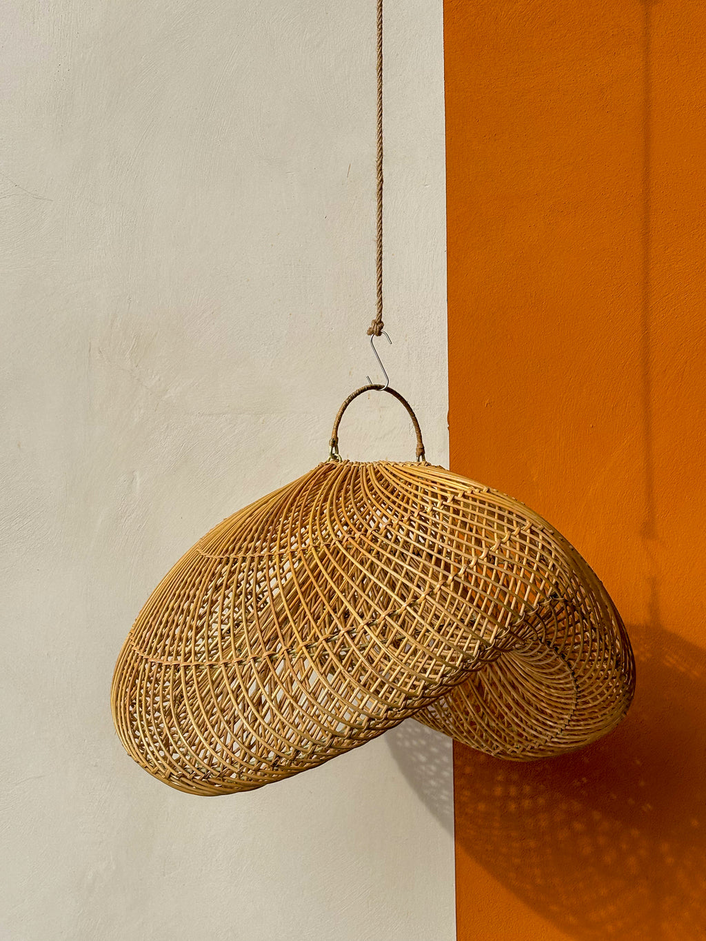 Grand luminaire vague en rotin