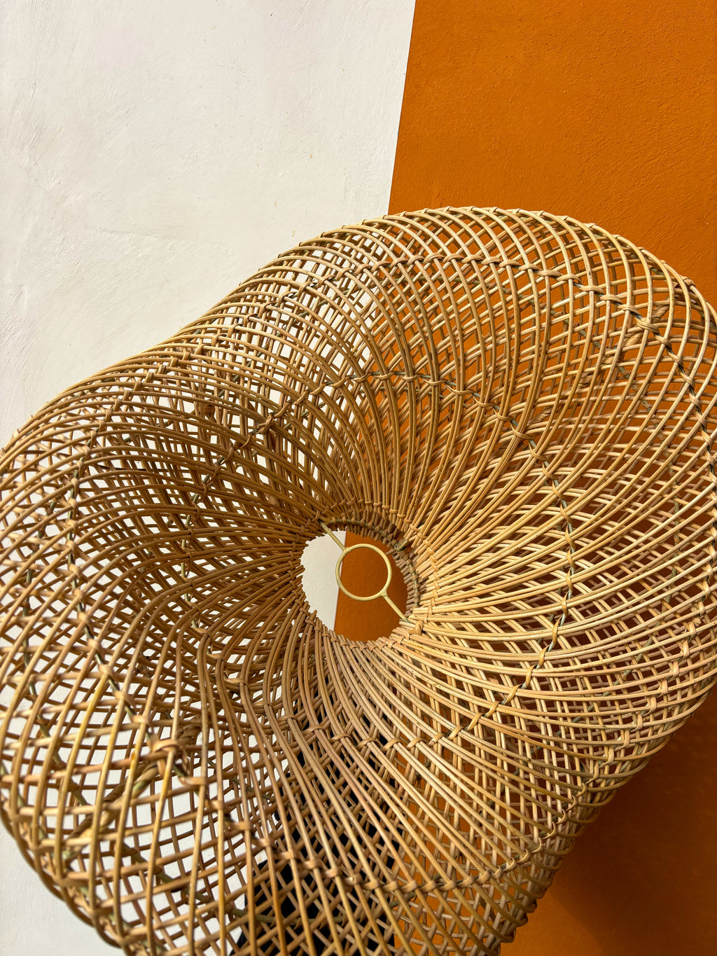 Grand luminaire vague en rotin