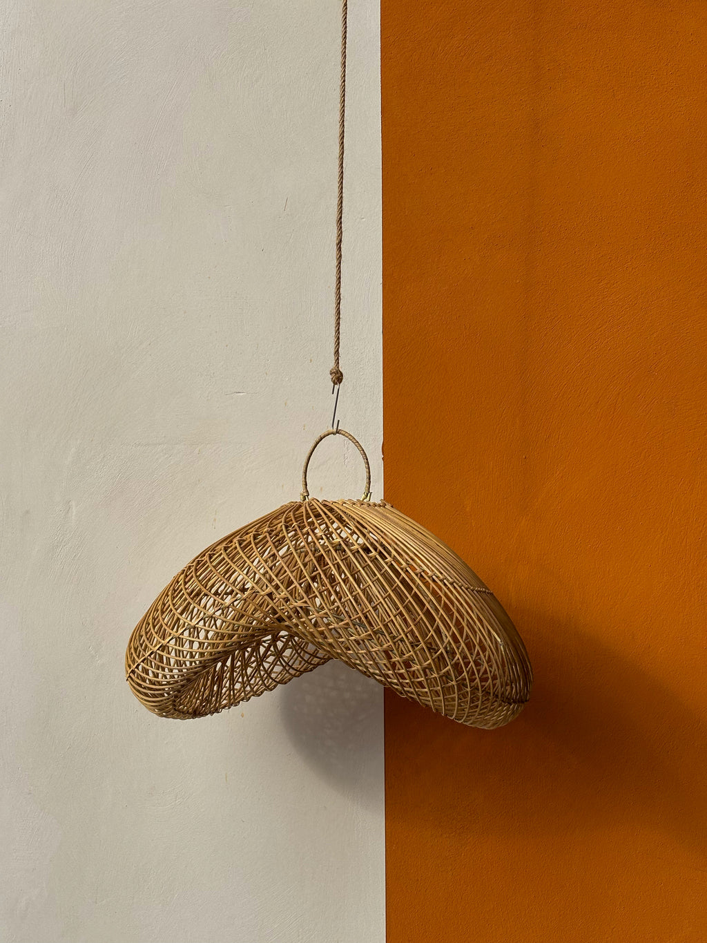 Petit luminaire vague en rotin