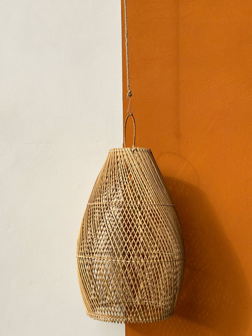 Grand luminaire goutte en rotin