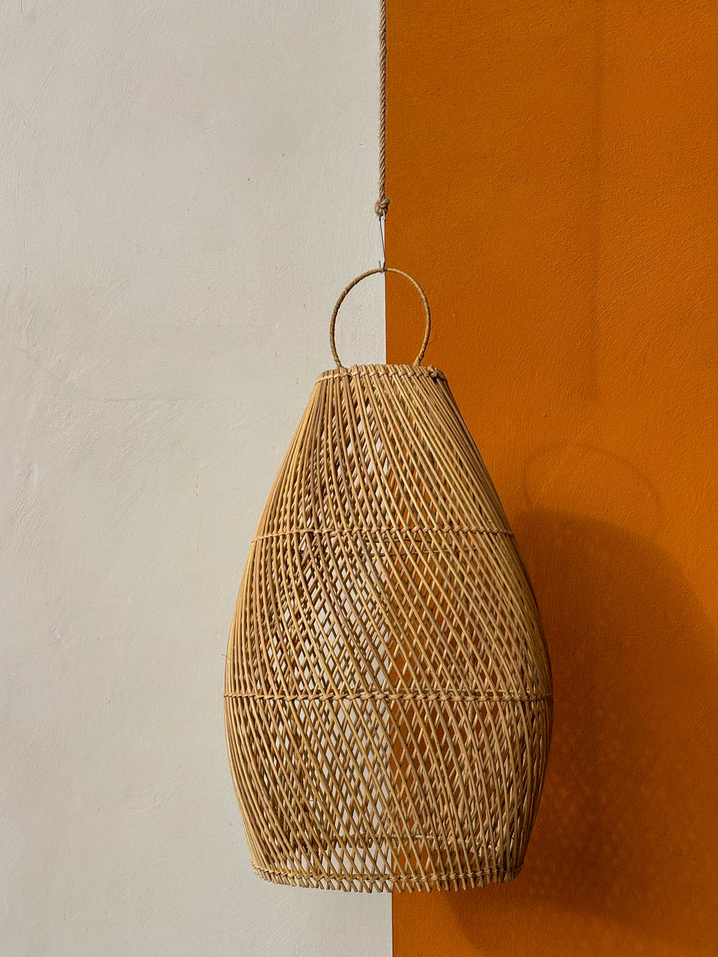 Grand luminaire goutte en rotin