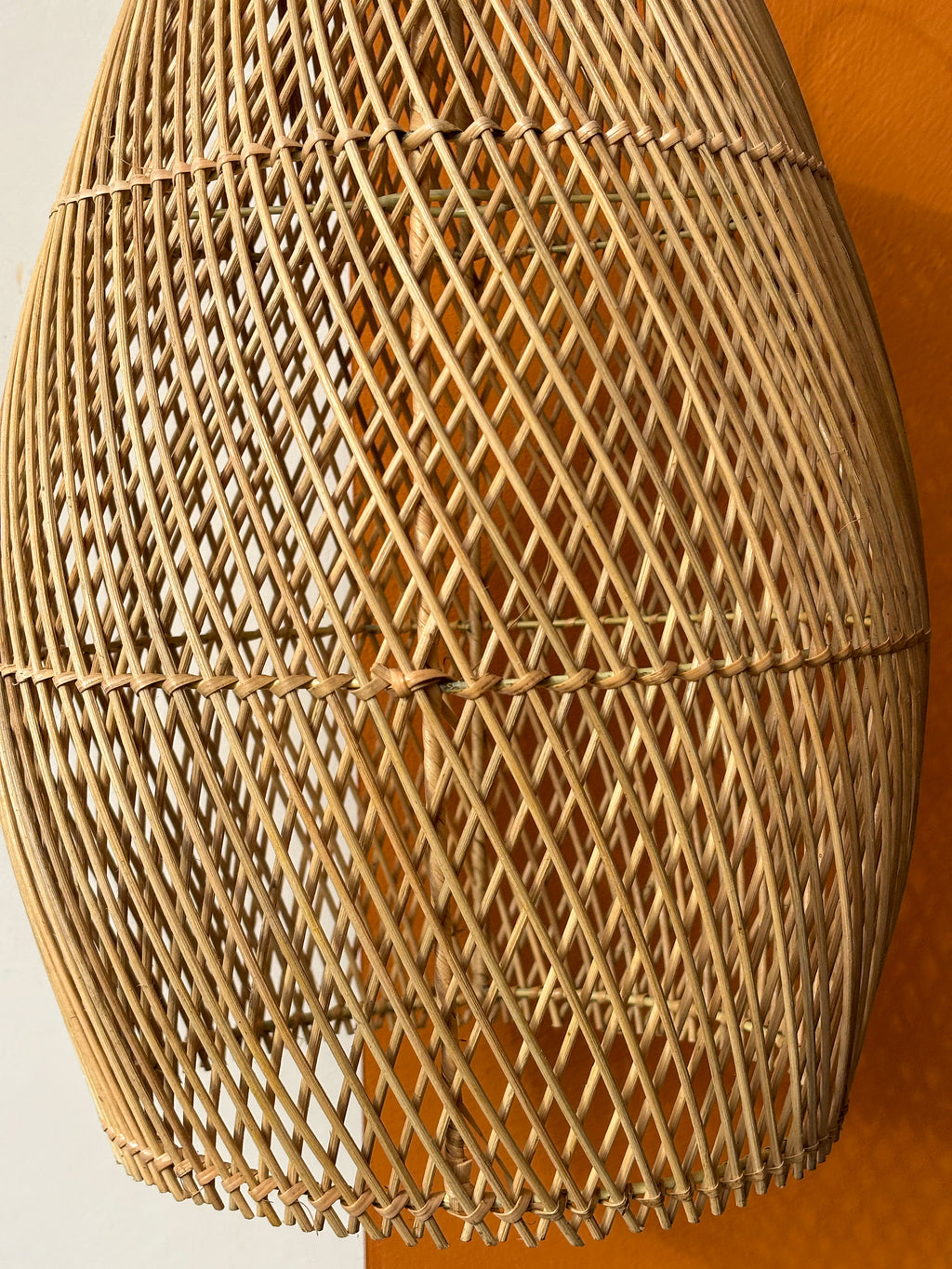 Grand luminaire goutte en rotin