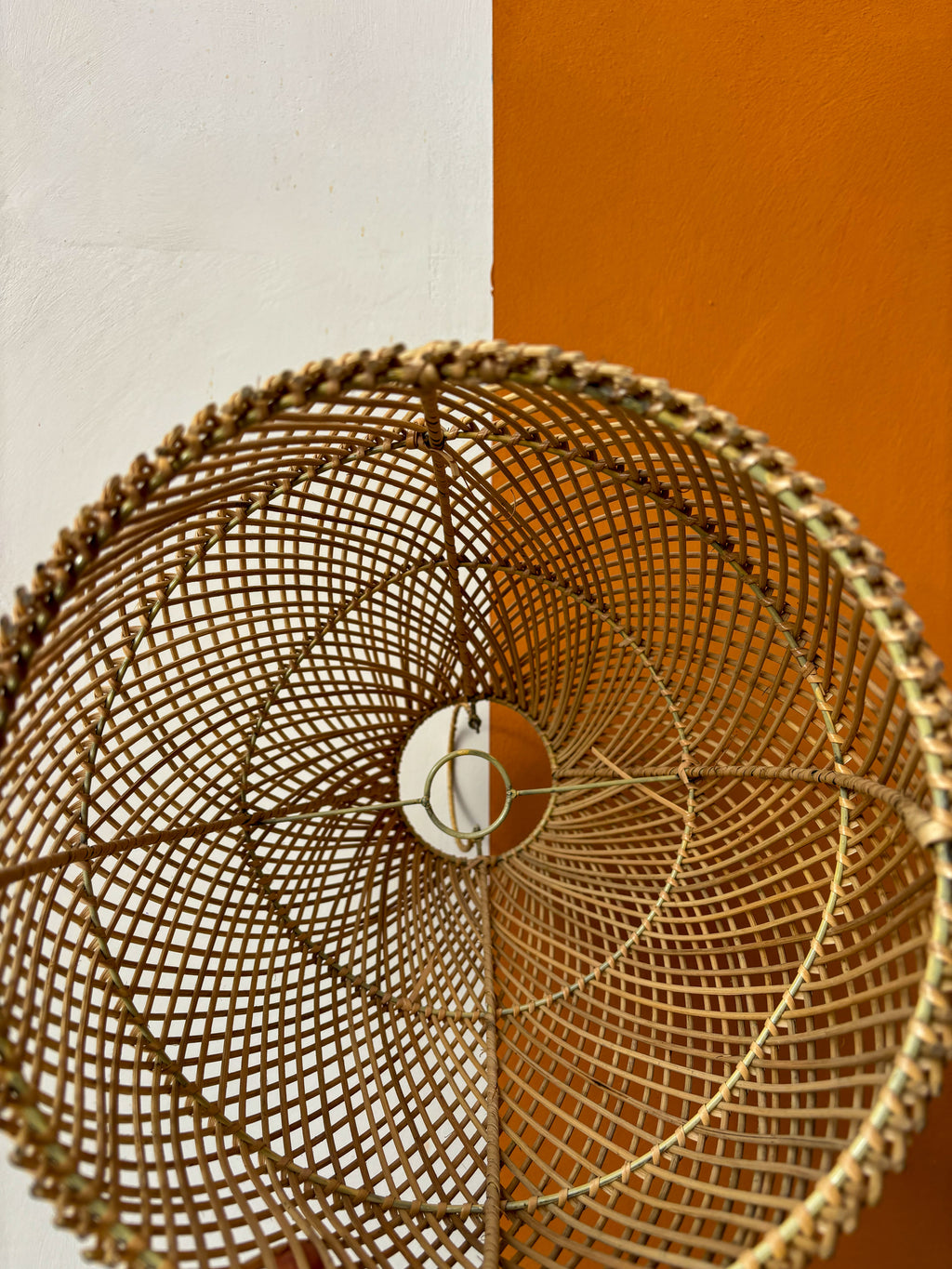 Grand luminaire goutte en rotin