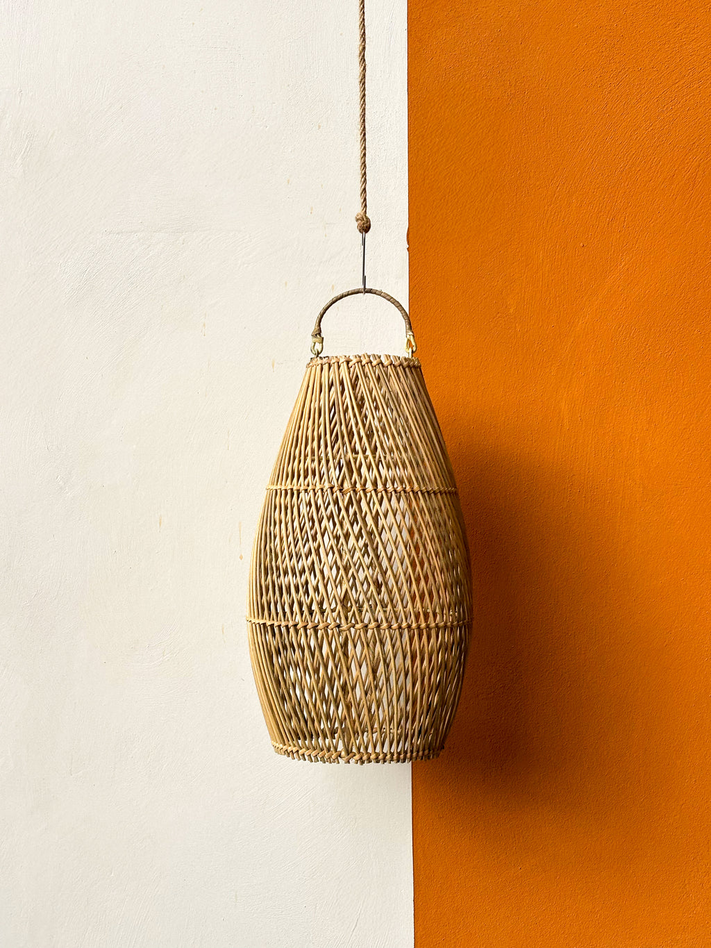 Petit luminaire goutte en rotin