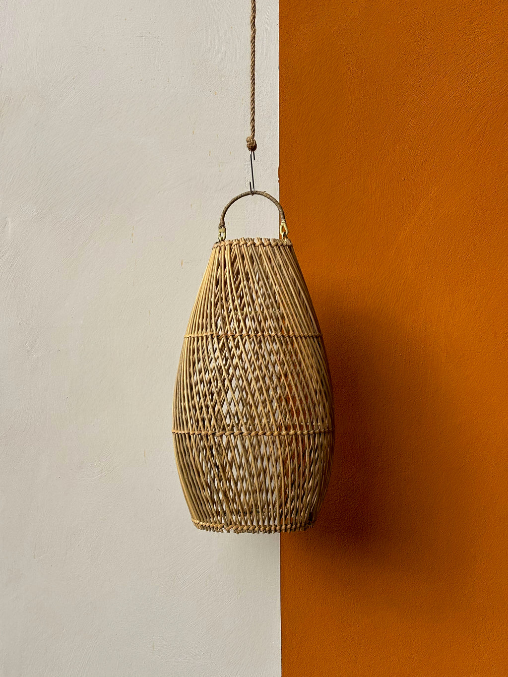 Petit luminaire goutte en rotin