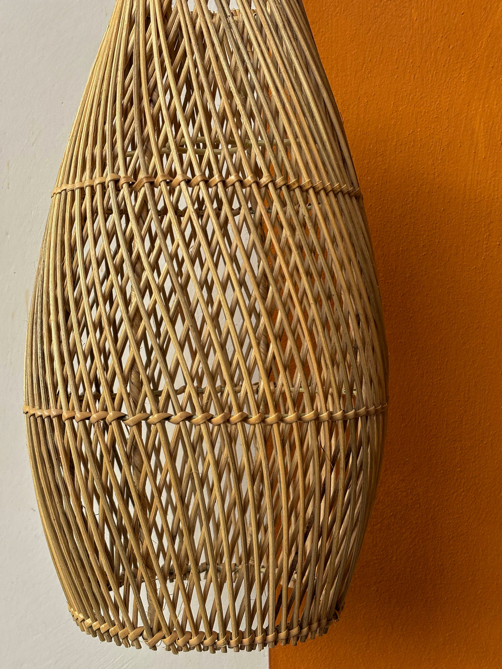 Petit luminaire goutte en rotin