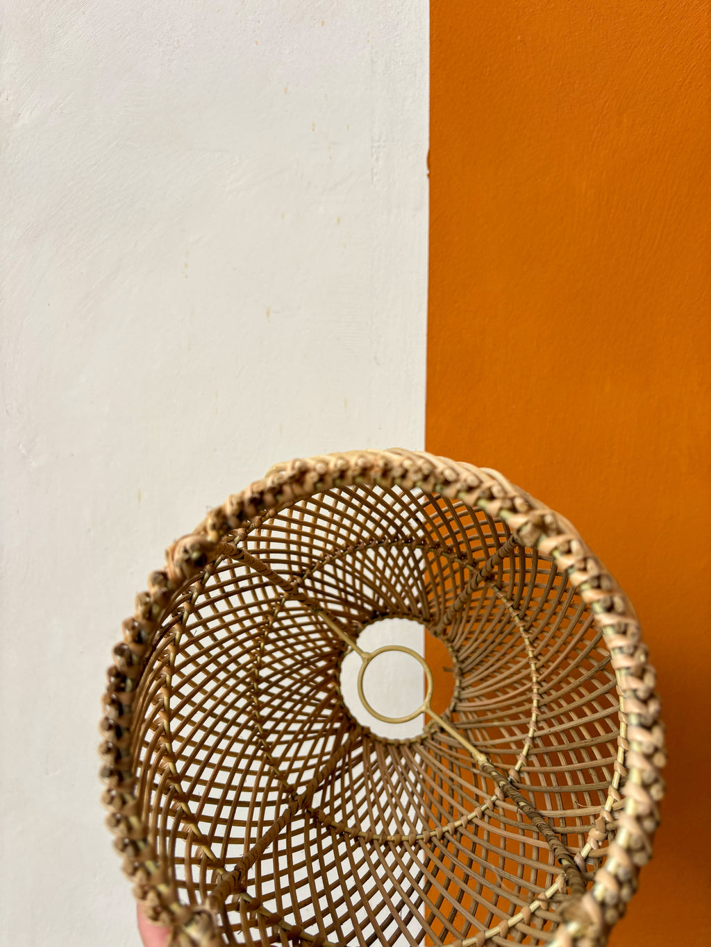 Petit luminaire goutte en rotin