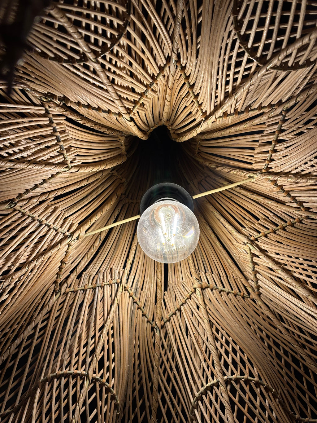 Grand luminaire fleur en rotin