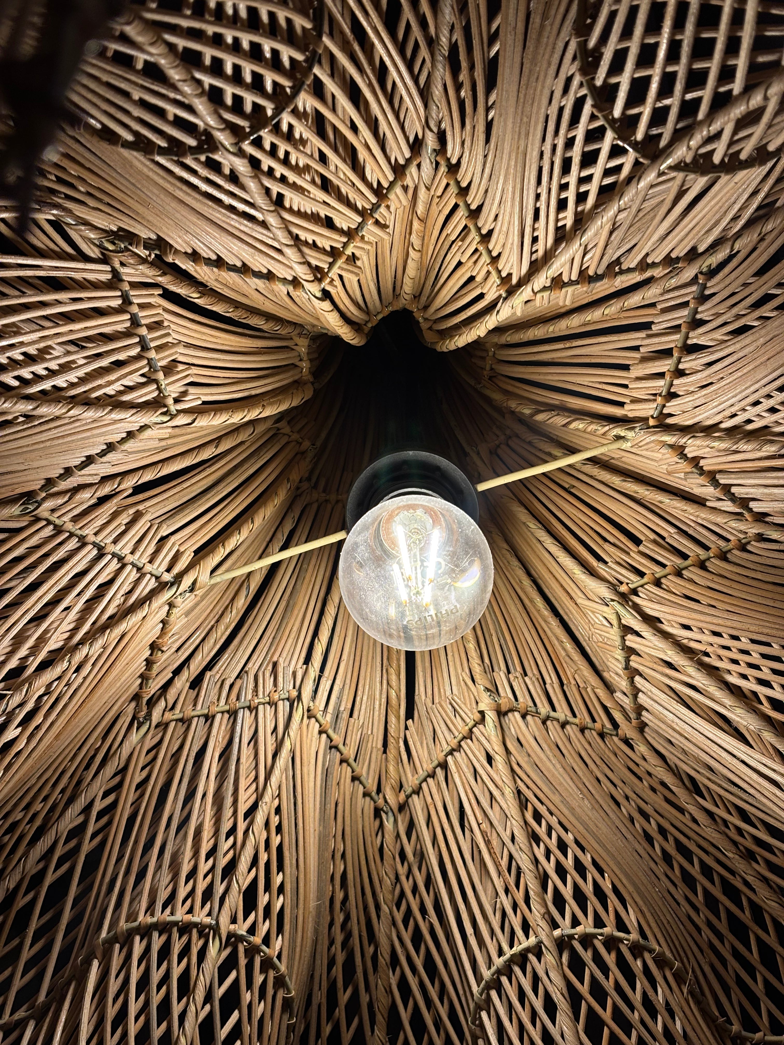 Grand luminaire fleur en rotin