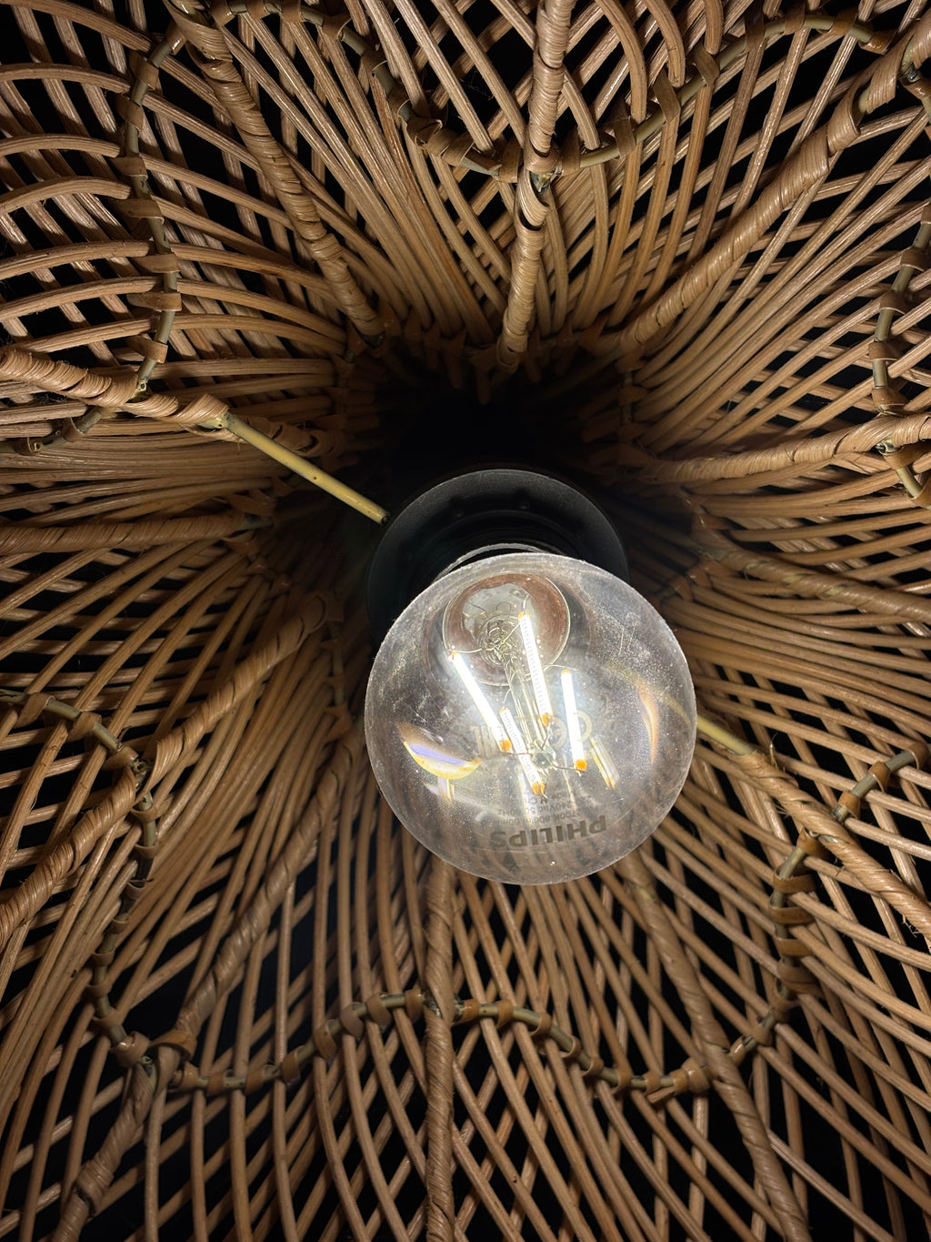 Petit luminaire fleur en rotin