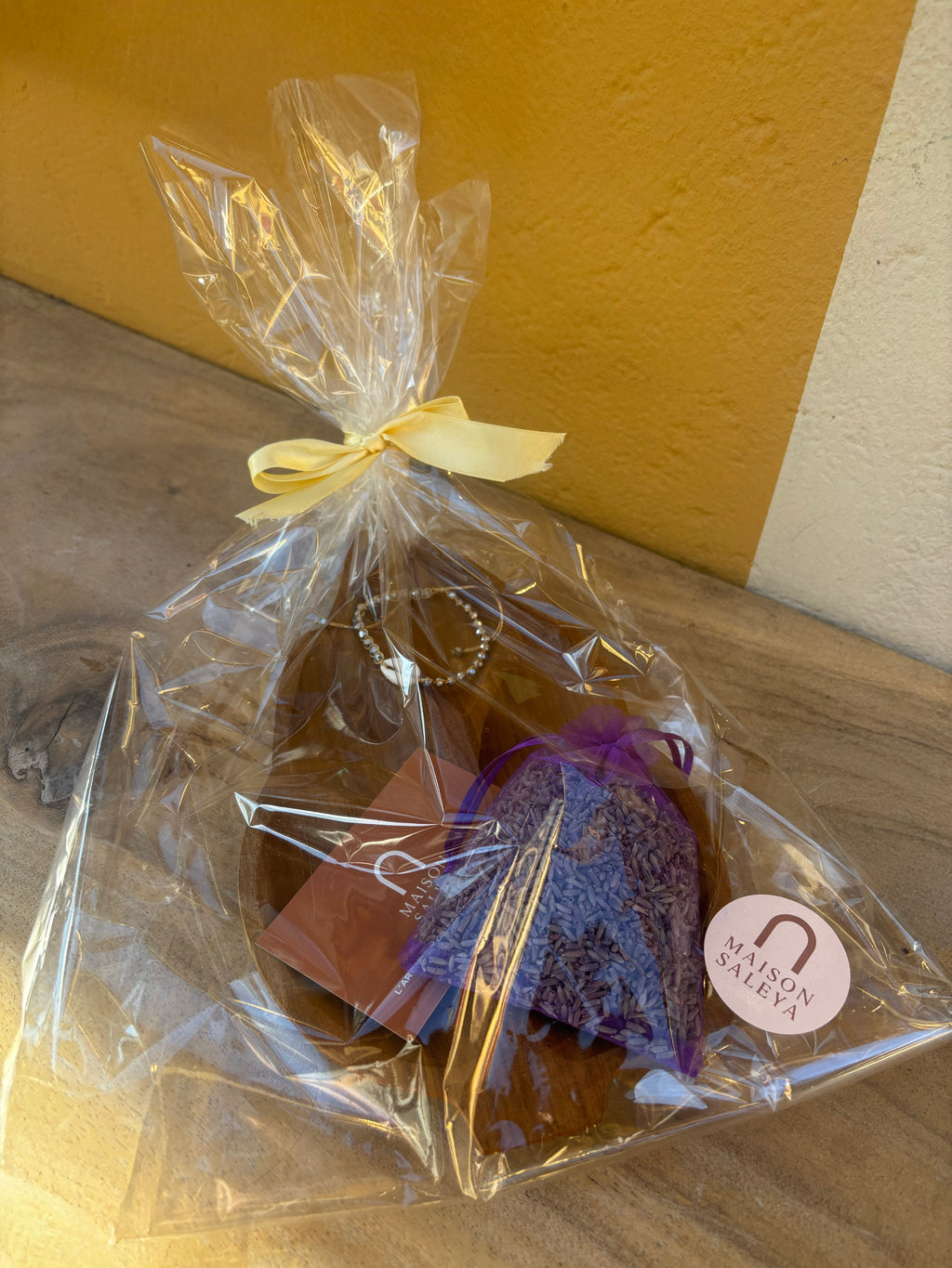 Coffret Artisanal – Planche en Bois Feuille, Bracelet en Coquillages & Sachet de Lavande