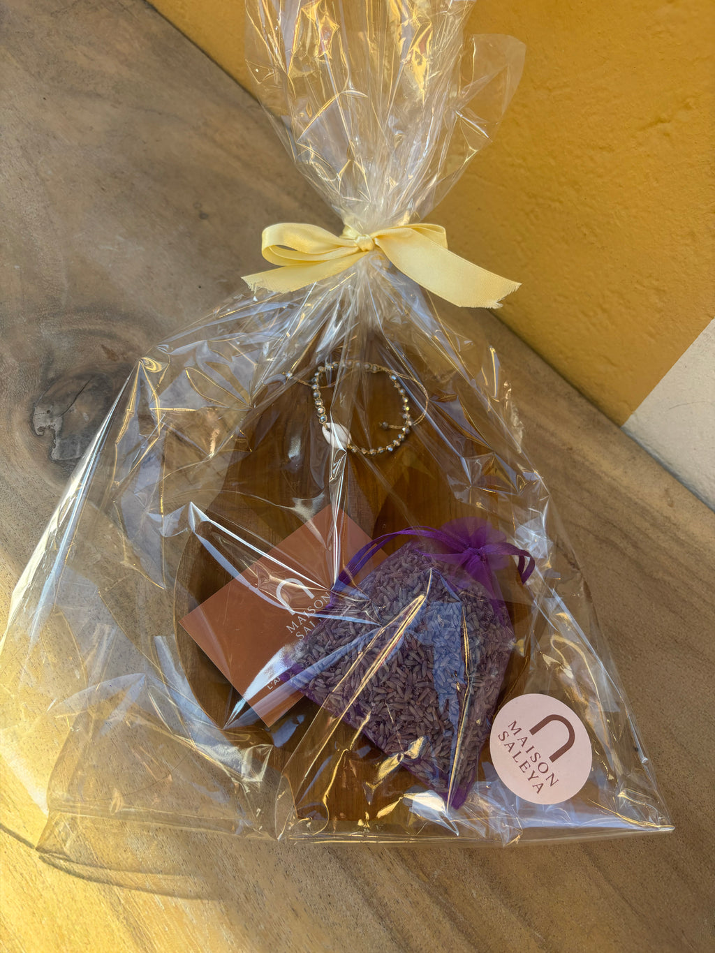 Coffret Artisanal – Planche en Bois Feuille, Bracelet en Coquillages & Sachet de Lavande