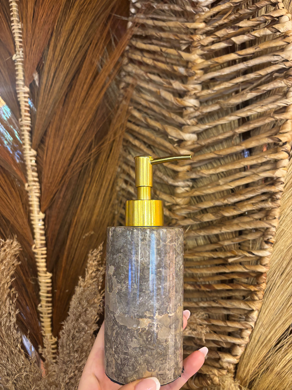 Push à Savon en Marbre – Accessoire Salle de Bain Artisanale