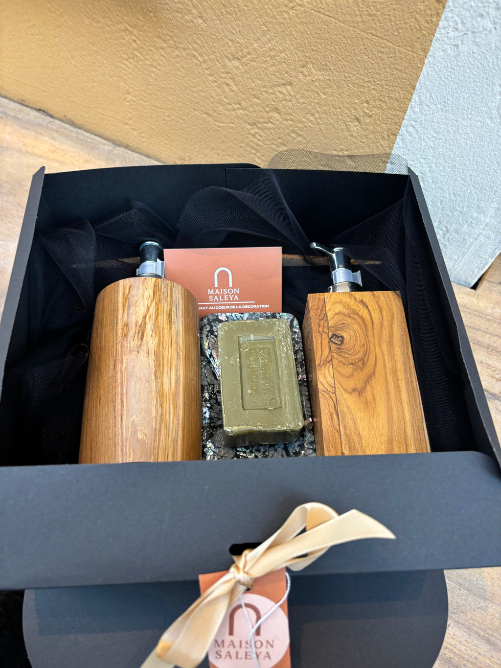 Coffret Salle de Bain – 2 Push à Savon en Bois, Porte-Savon Nacre & Savon de Marseille