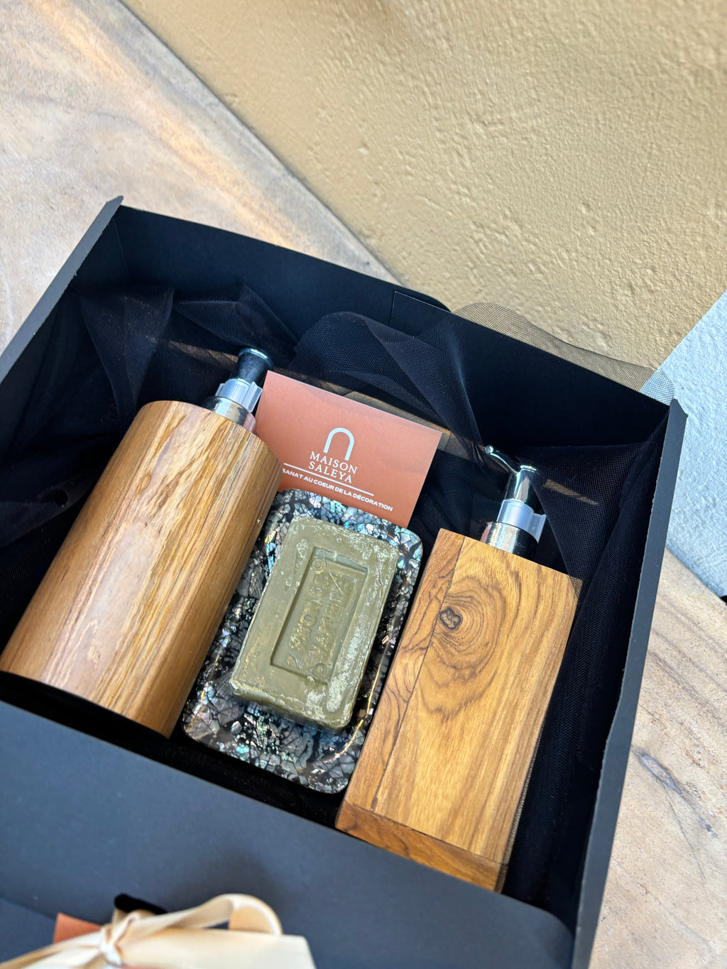 Coffret Salle de Bain – 2 Push à Savon en Bois, Porte-Savon Nacre & Savon de Marseille