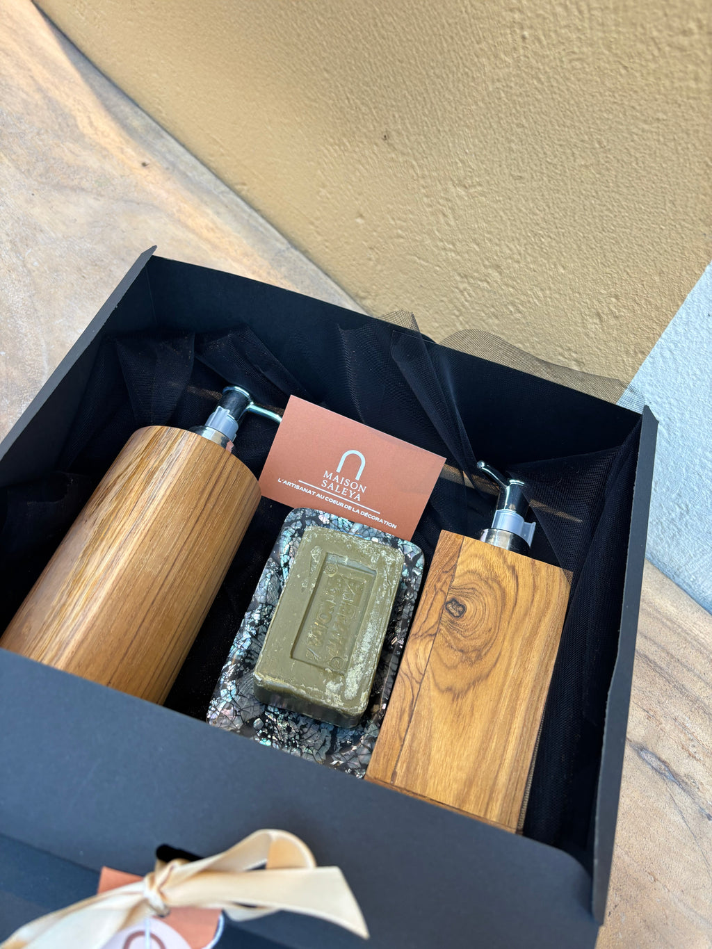 Coffret Salle de Bain – 2 Push à Savon en Bois, Porte-Savon Nacre & Savon de Marseille