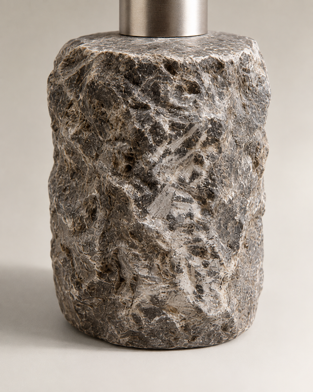 Push à savon en marbre petit gris embout gris