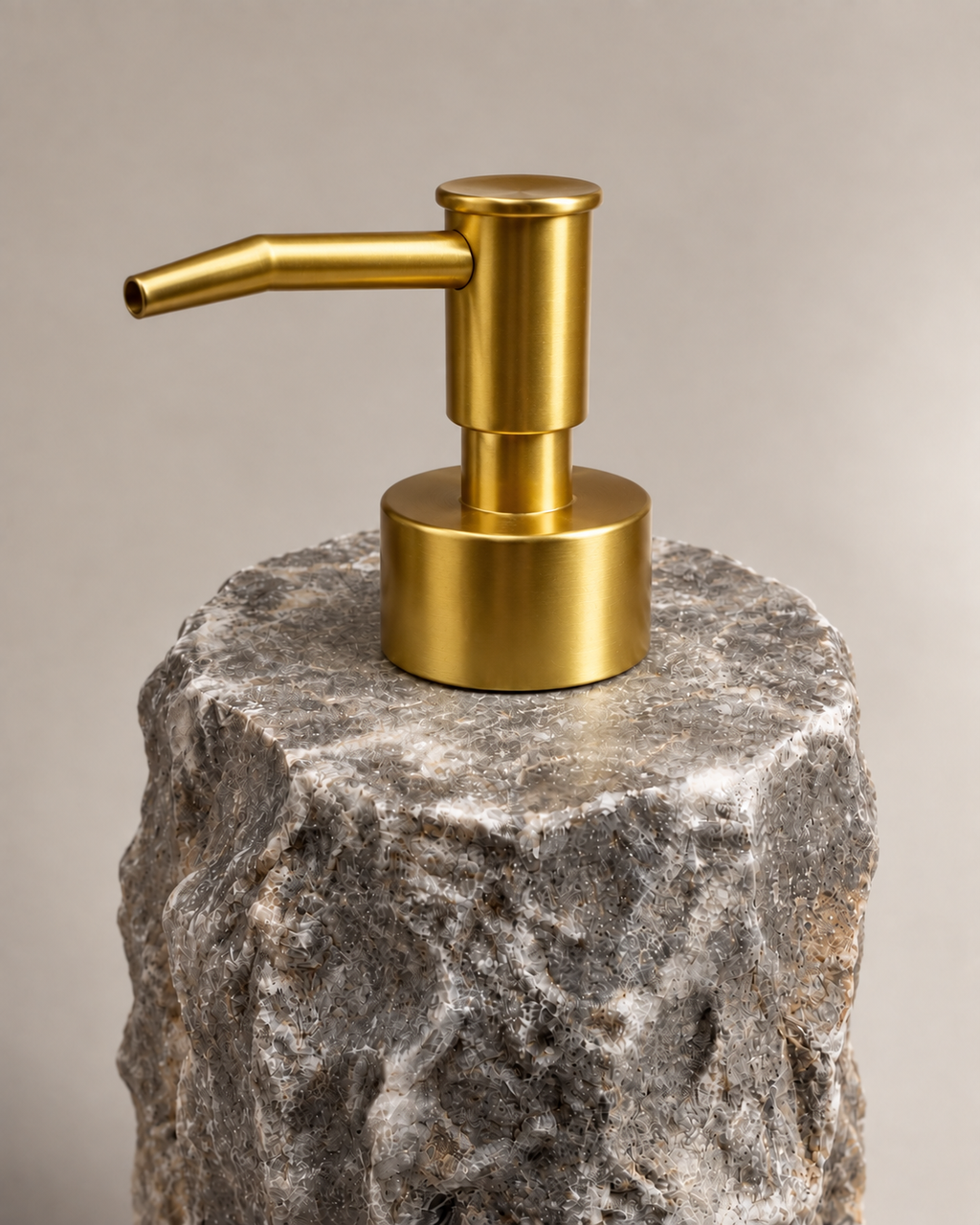 Push à savon en marbre grand gris embout gold