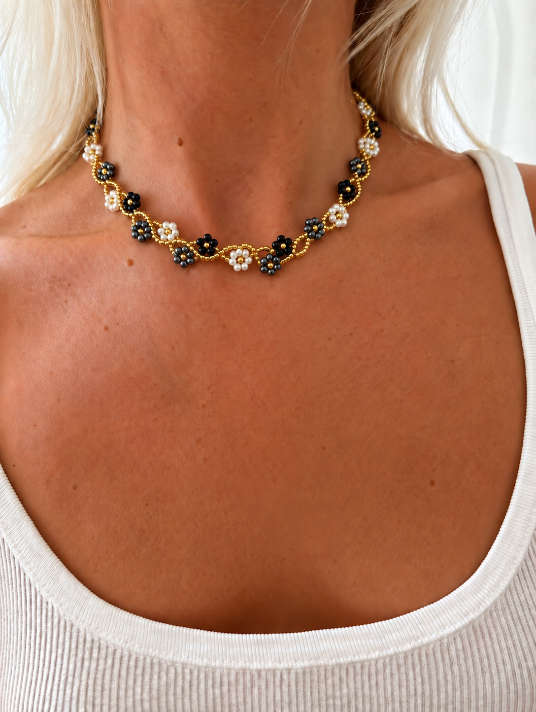 Collier fleurs – Noir, gris et blanc