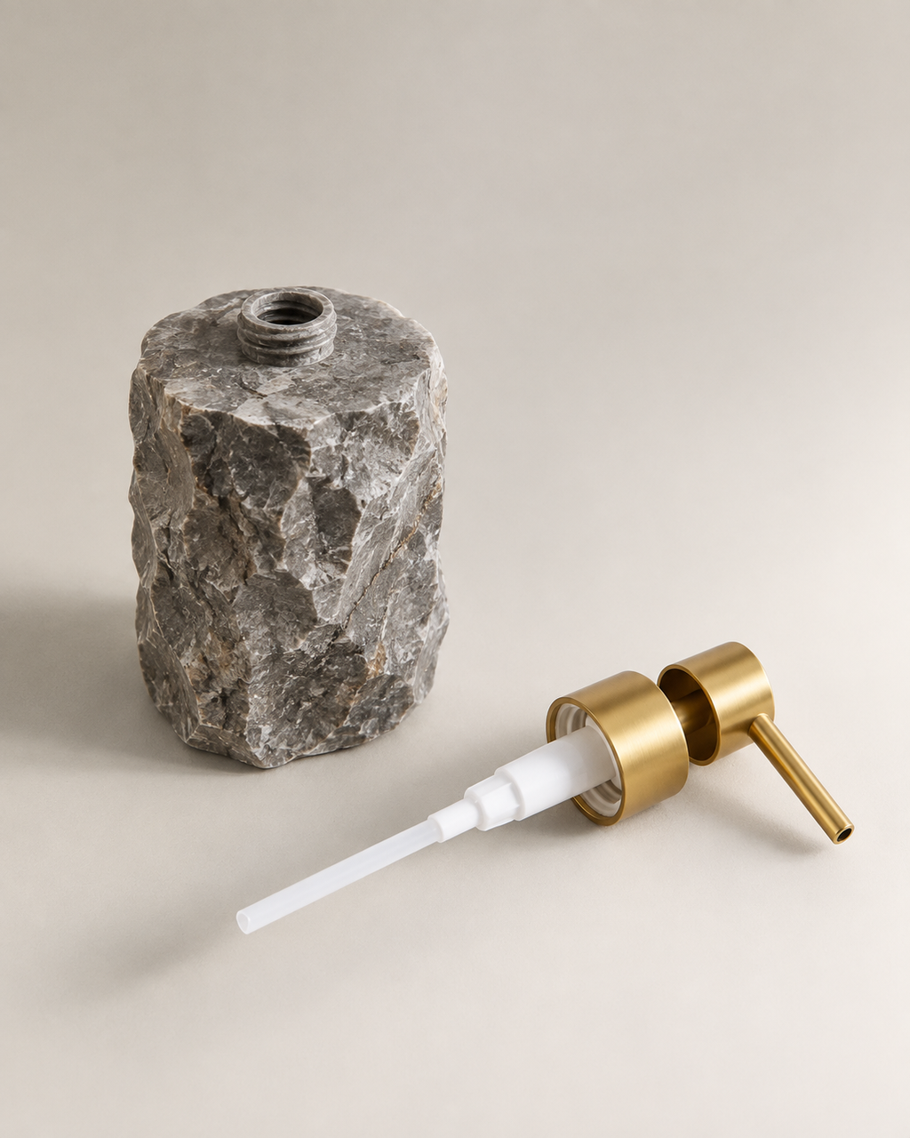 Distributeur à savon en marbre petit gris embout gold