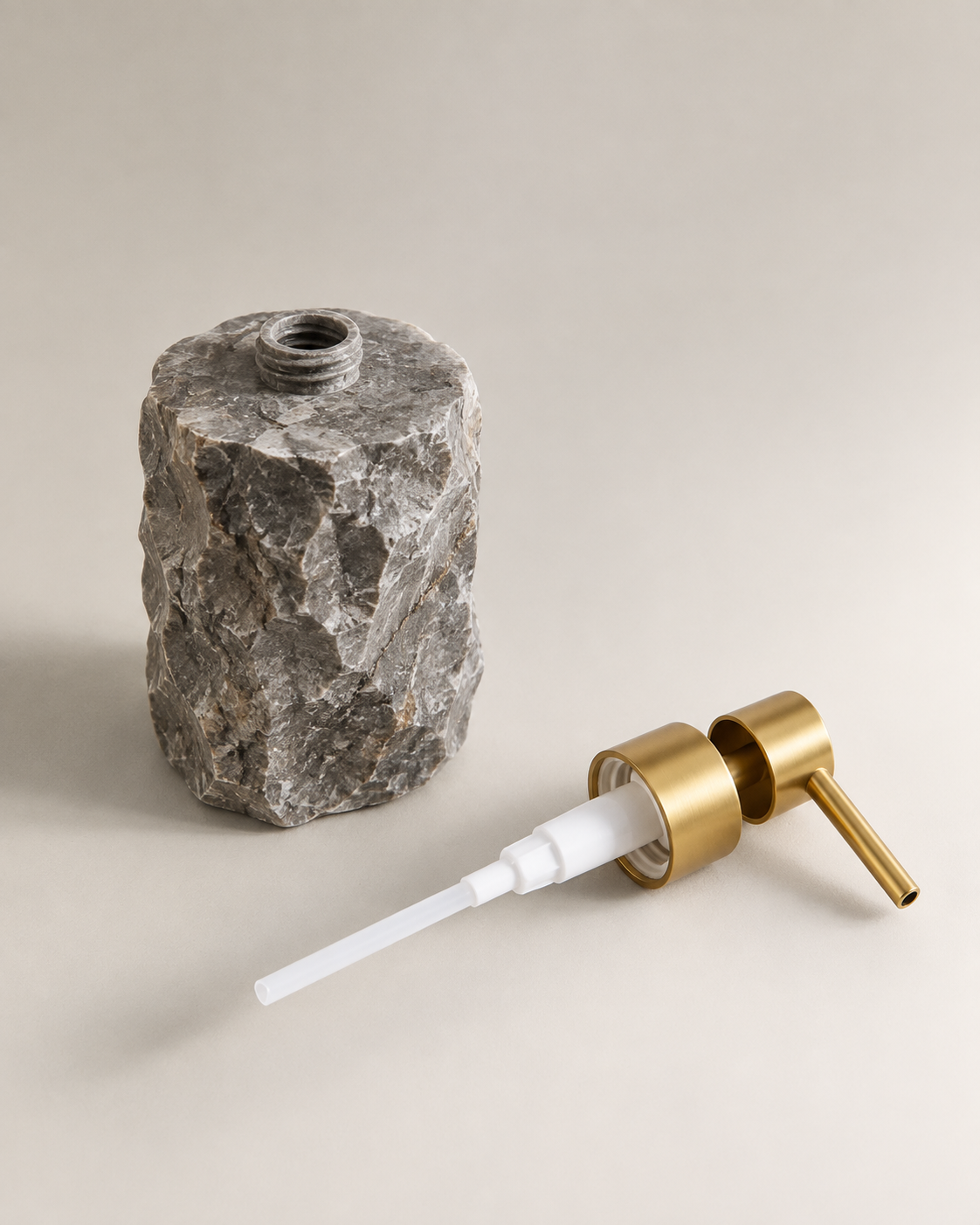 Distributeur à savon en marbre petit gris embout gold
