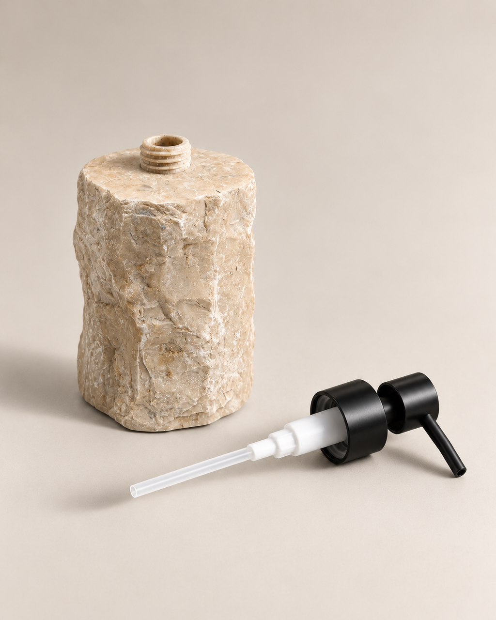 Push à savon en marbre petit blanc embout noir