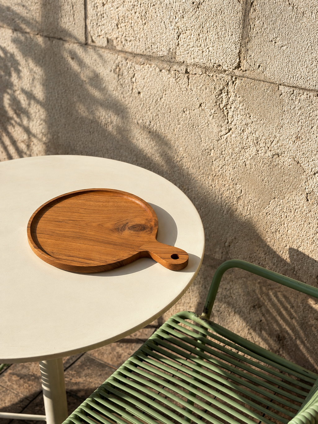 Plateau rond en bois avec manche